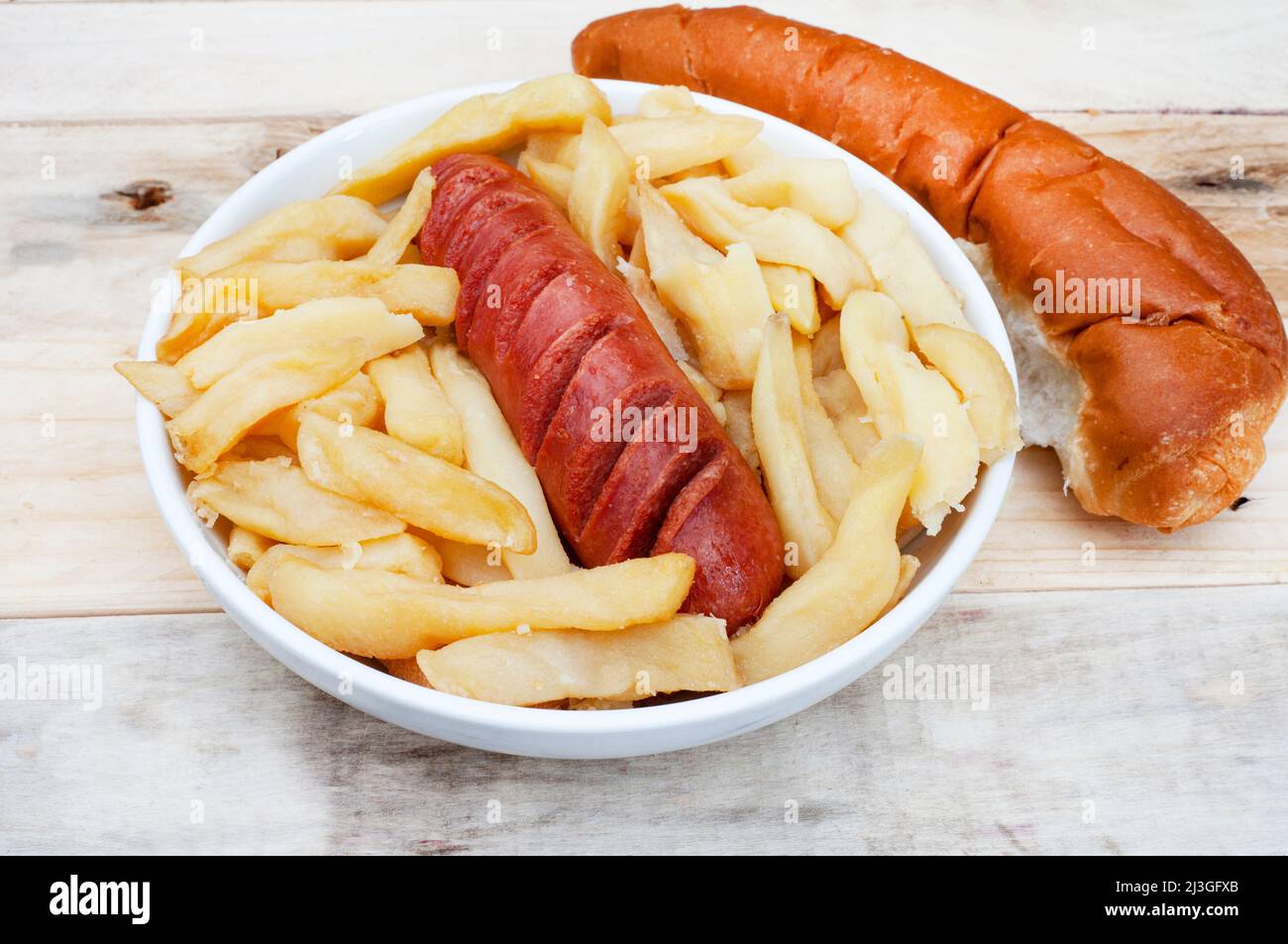 Traditionelles südafrikanisches Essen zum Mitnehmen oder auf der Straße, russische Wurst und Kartoffelchips Stockfoto