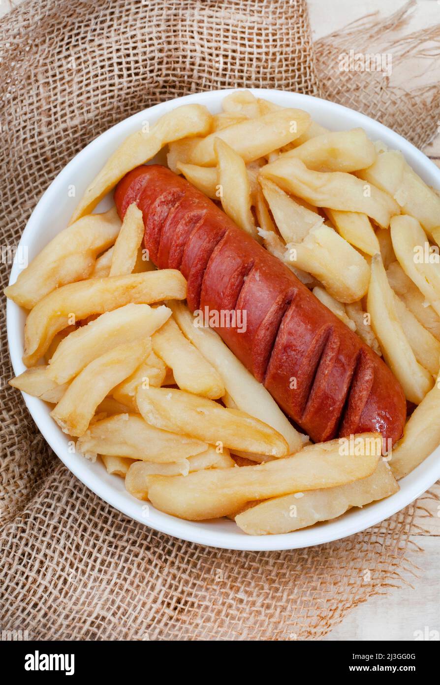 Traditionelles südafrikanisches Essen zum Mitnehmen oder auf der Straße, russische Wurst und Kartoffelchips Stockfoto