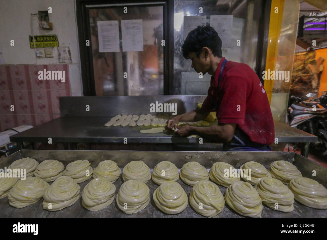 Ein Bäcker arbeitet am 7,2022. April an einer maryam-Brotproduktion in Bogor, West-Java, Indonesien. Maryam Brot oder Cane Brot sehr beliebtes Street Food in Südostasien. Ähnlich verhält es sich mit weißem Fladenbrot, aber mit mehr Schichten und Knusprigkeit, die während des muslimischen Fastenmonats Ramadan sehr gefragt sind. (Foto von Andi M Ridwan/INA Photo Agency/Sipa USA) Stockfoto