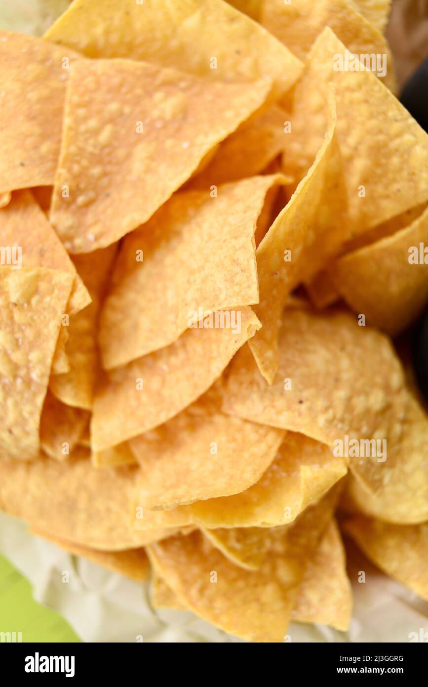 Haufen gebratener knuspriger Tortilla-Maischips in einem auf einem Tisch zum Naschen oder Eintauchen in Salsa in einem Tex-Mex-Restaurant in Fredericksburg, Texas, USA Stockfoto