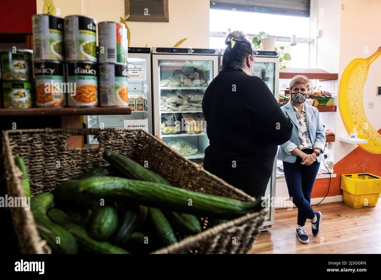 Die erste Ministerin Nicola Sturgeon trifft sich mit Mitarbeitern, während sie den SNP-Wahlkampf in der Food-Kooperative People's Pantry in Govanhill, Glasgow, startet. Bilddatum: Freitag, 8. April 2022. Stockfoto