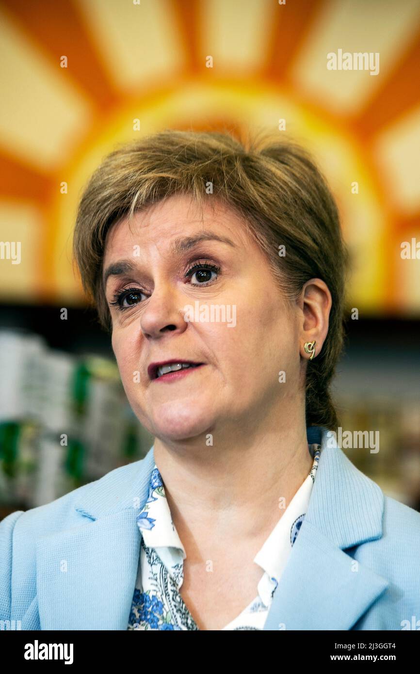Die erste Ministerin Nicola Sturgeon spricht beim Start des SNP-Wahlkampfs in der Food-Genossenschaft People's Pantry in Govanhill, Glasgow. Bilddatum: Freitag, 8. April 2022. Stockfoto