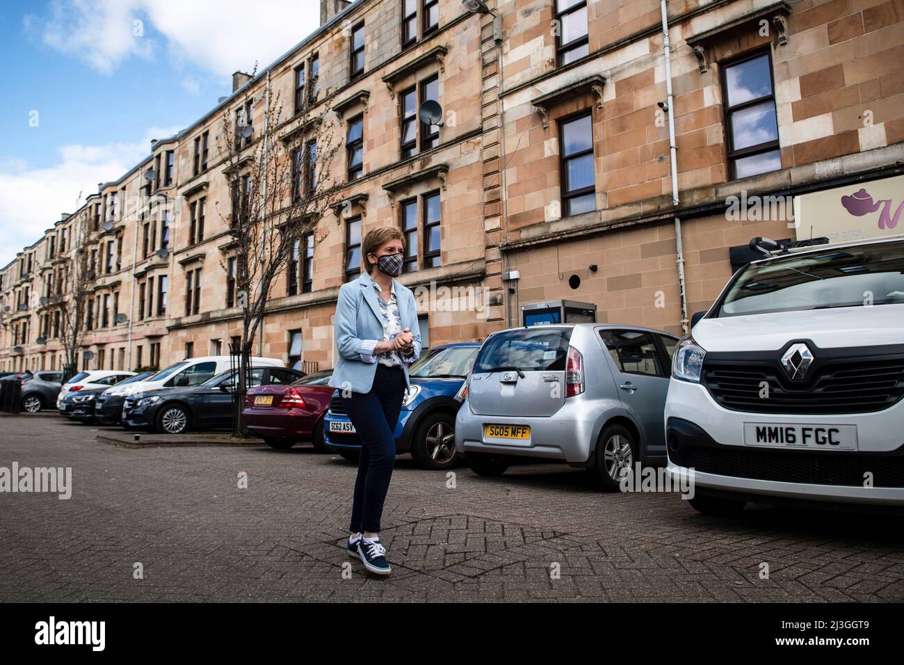 Die erste Ministerin Nicola Sturgeon kommt zum Start des SNP-Kommunalwahlkampfs bei der Food-Kooperative People's Pantry in Govanhill, Glasgow. Bilddatum: Freitag, 8. April 2022. Stockfoto
