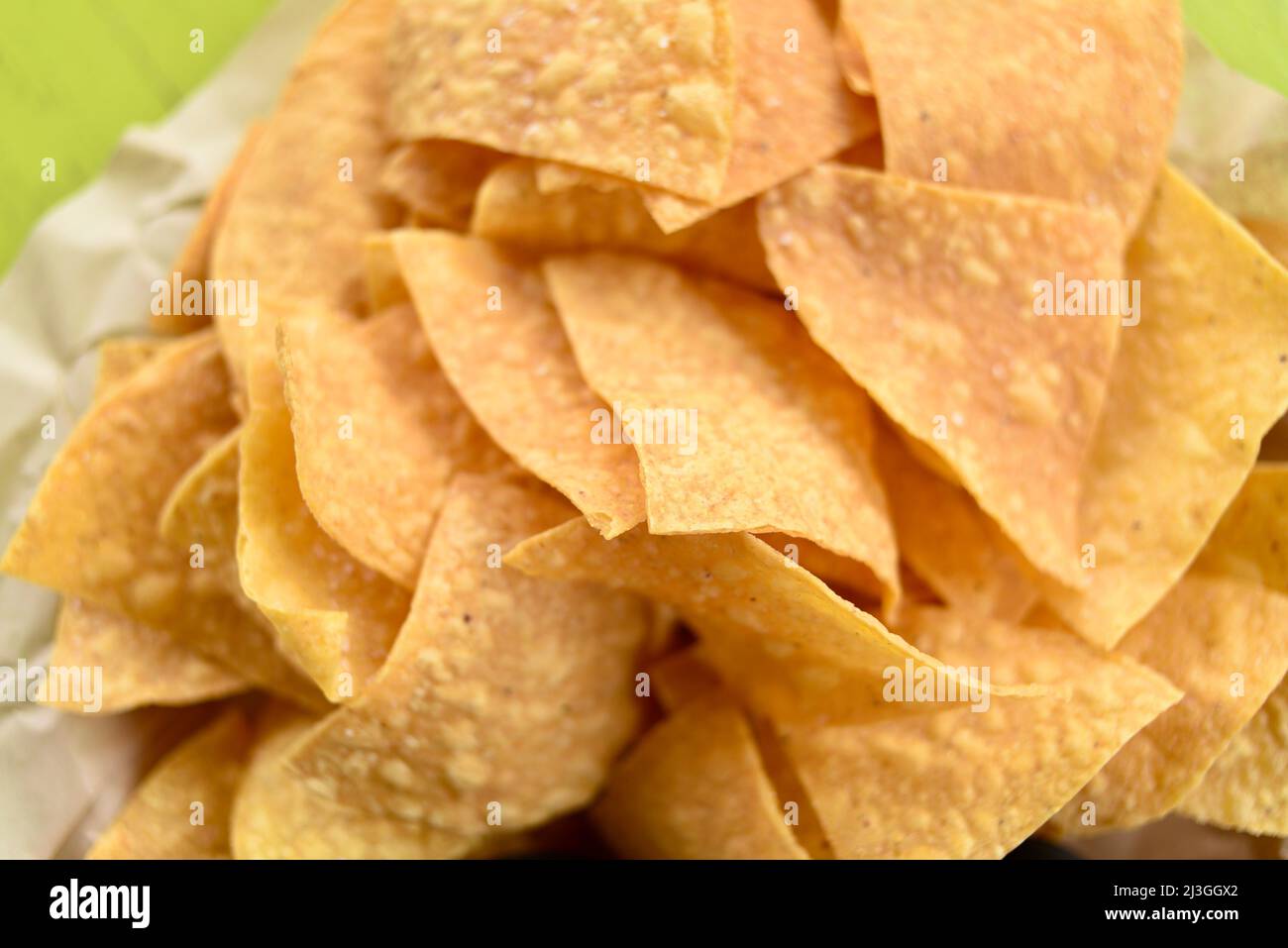 Haufen gebratener knuspriger Tortilla-Maischips in einem auf einem Tisch zum Naschen oder Eintauchen in Salsa in einem Tex-Mex-Restaurant in Fredericksburg, Texas, USA Stockfoto