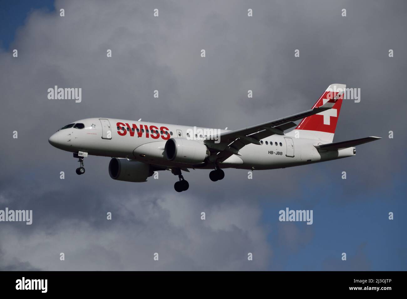 Swiss Airlines Airbus A220 kommt an einem stürmischen Tag am Flughafen London City an Land Stockfoto