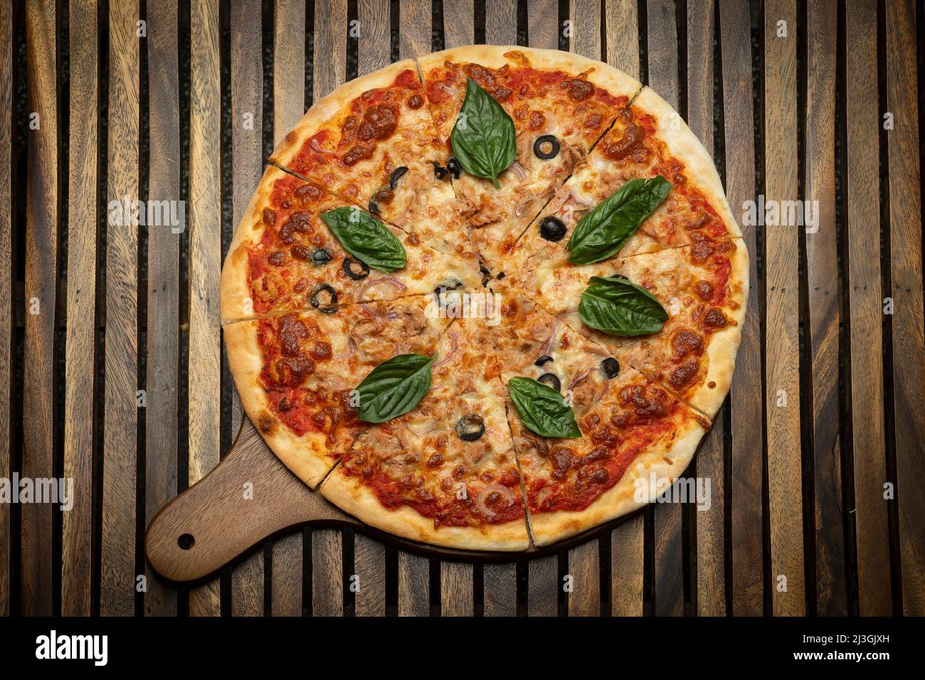 Gemischtes Bio-Gemüse vegetarische Pizza auf Holztisch Stockfoto