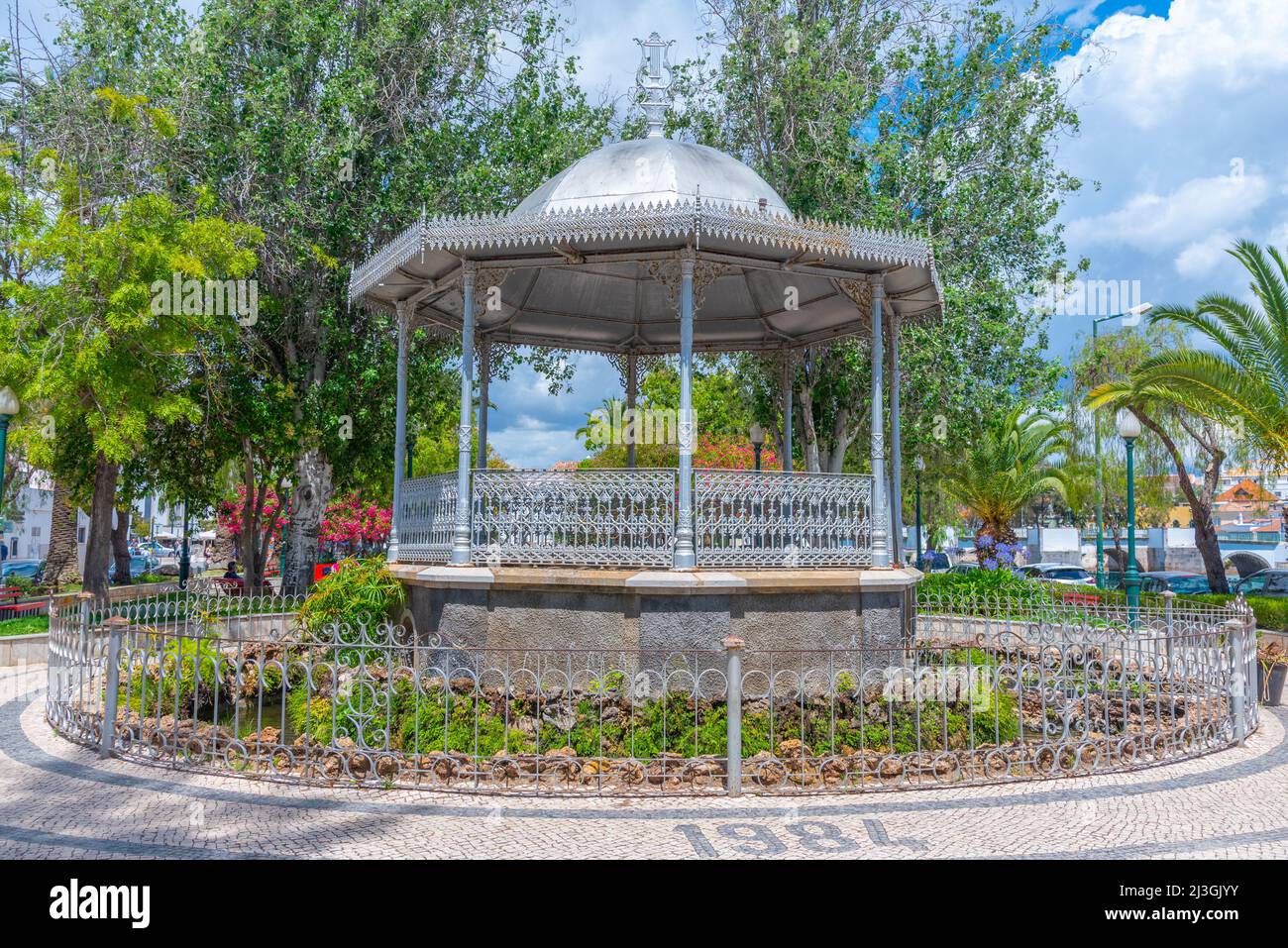 Öffentlicher Garten in der portugiesischen Stadt Tavira. Stockfoto