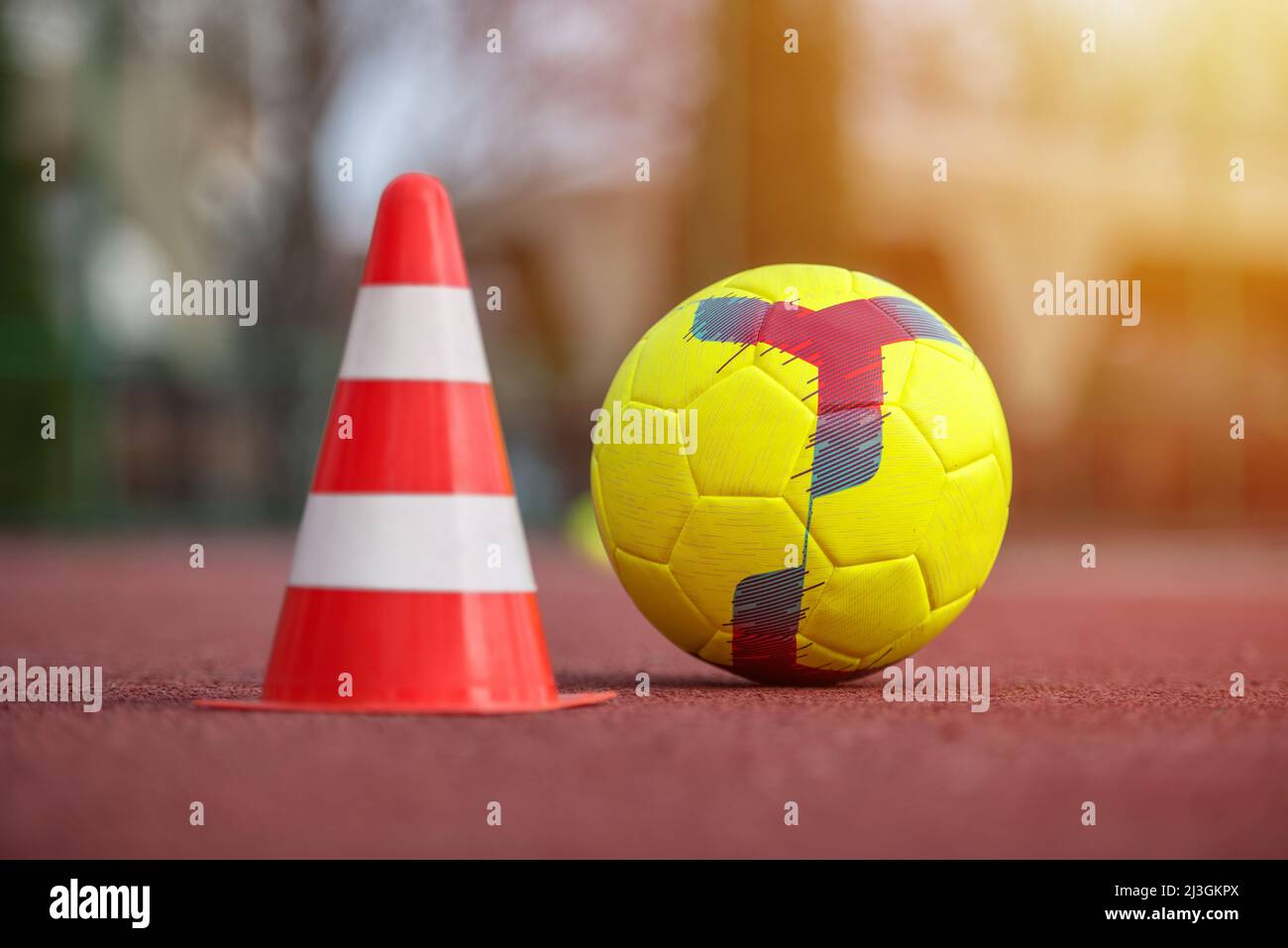 Fußball-Trainingsausrüstung auf Kunstrasen. Material für das Training der  Fußballakademie Stockfotografie - Alamy