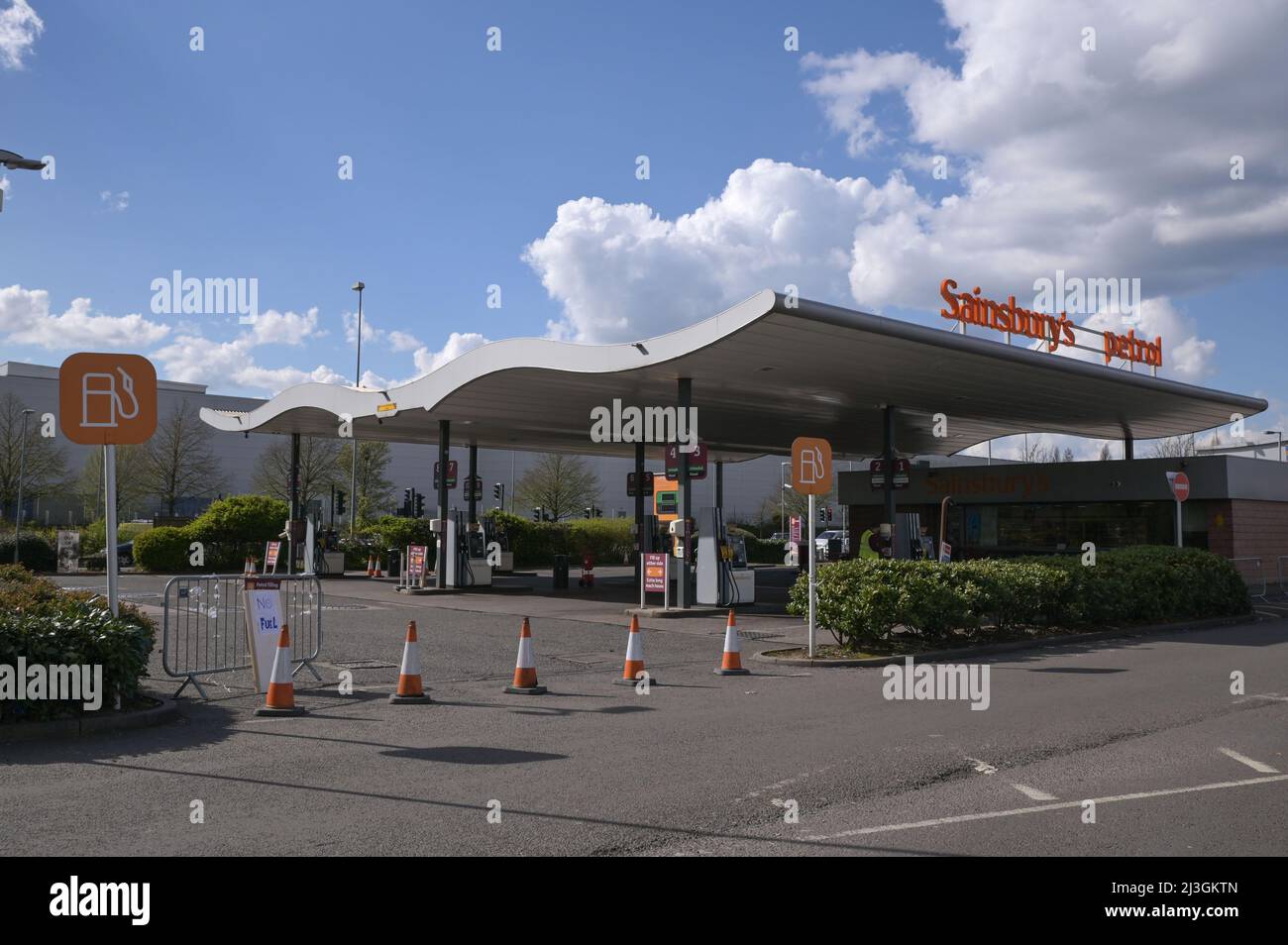 Birmingham, England, 8. April 2022. Ein Schild mit der Aufschrift „No Fuel“ und einem traurigen Gesicht, das am Freitag an einer Tankstelle in Sainsbury in Castle Bromwich, Birmingham, gezeichnet wurde, während Just Stop Oil Protestiers weiterhin Öllagerstätten in ganz Großbritannien angreifen. Stop Press Media / Alamy Live News Stockfoto