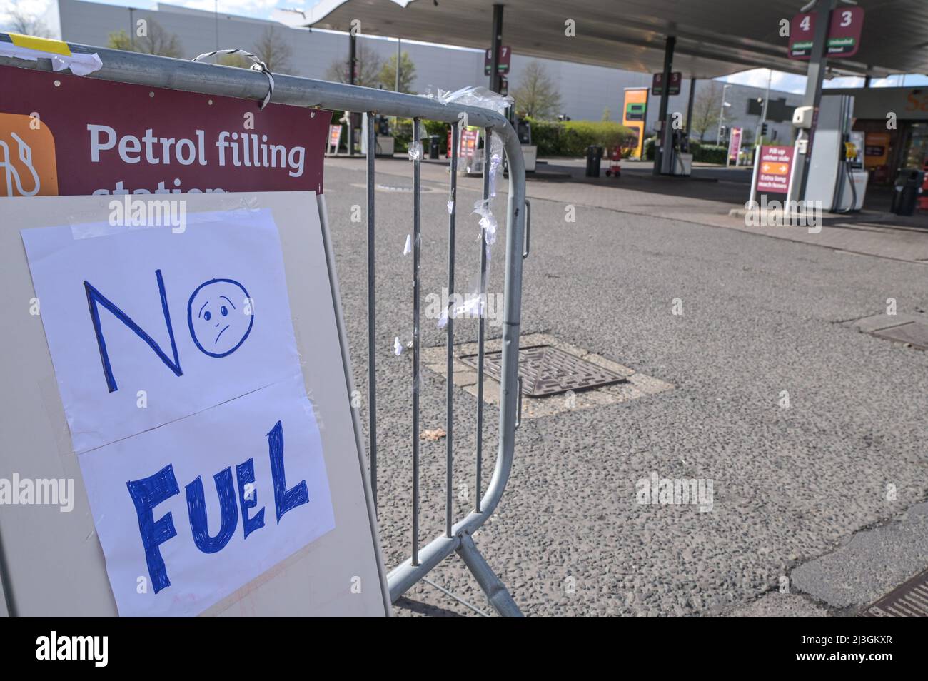 Birmingham, England, 8. April 2022. Ein Schild mit der Aufschrift „No Fuel“ und einem traurigen Gesicht, das am Freitag an einer Tankstelle in Sainsbury in Castle Bromwich, Birmingham, gezeichnet wurde, während Just Stop Oil Protestiers weiterhin Öllagerstätten in ganz Großbritannien angreifen. Stop Press Media / Alamy Live News Stockfoto