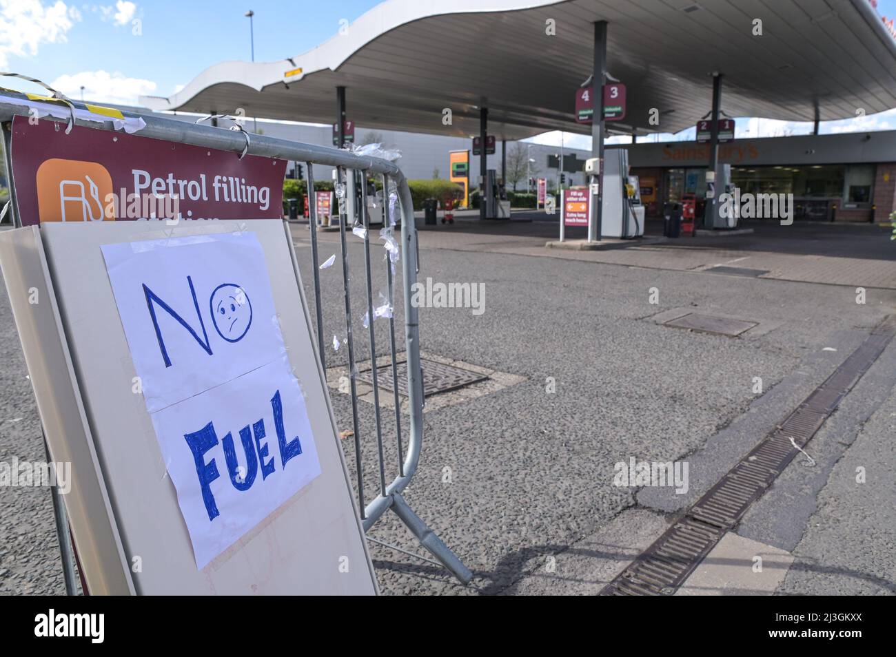 Birmingham, England, 8. April 2022. Ein Schild mit der Aufschrift „No Fuel“ und einem traurigen Gesicht, das am Freitag an einer Tankstelle in Sainsbury in Castle Bromwich, Birmingham, gezeichnet wurde, während Just Stop Oil Protestiers weiterhin Öllagerstätten in ganz Großbritannien angreifen. Stop Press Media / Alamy Live News Stockfoto