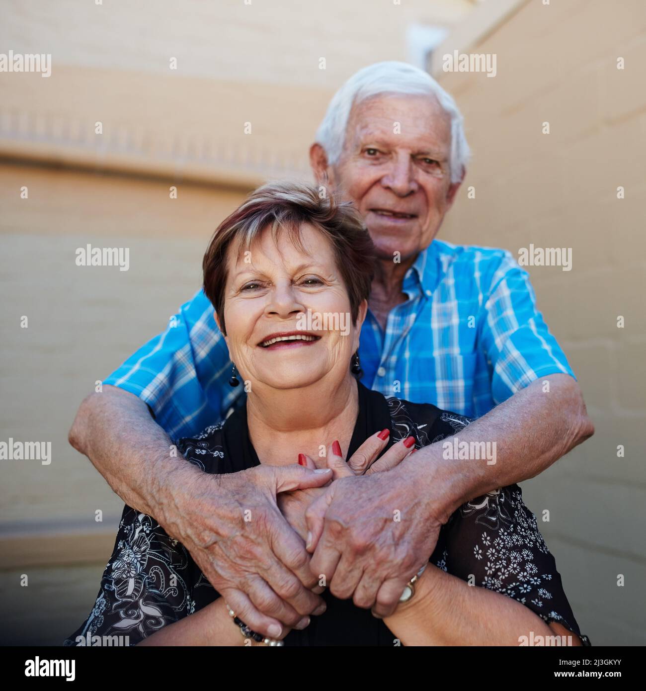 Der Ruhestand hat unsere Liebe nur noch stärker gemacht. Außenaufnahme eines älteren Ehepaares. Stockfoto