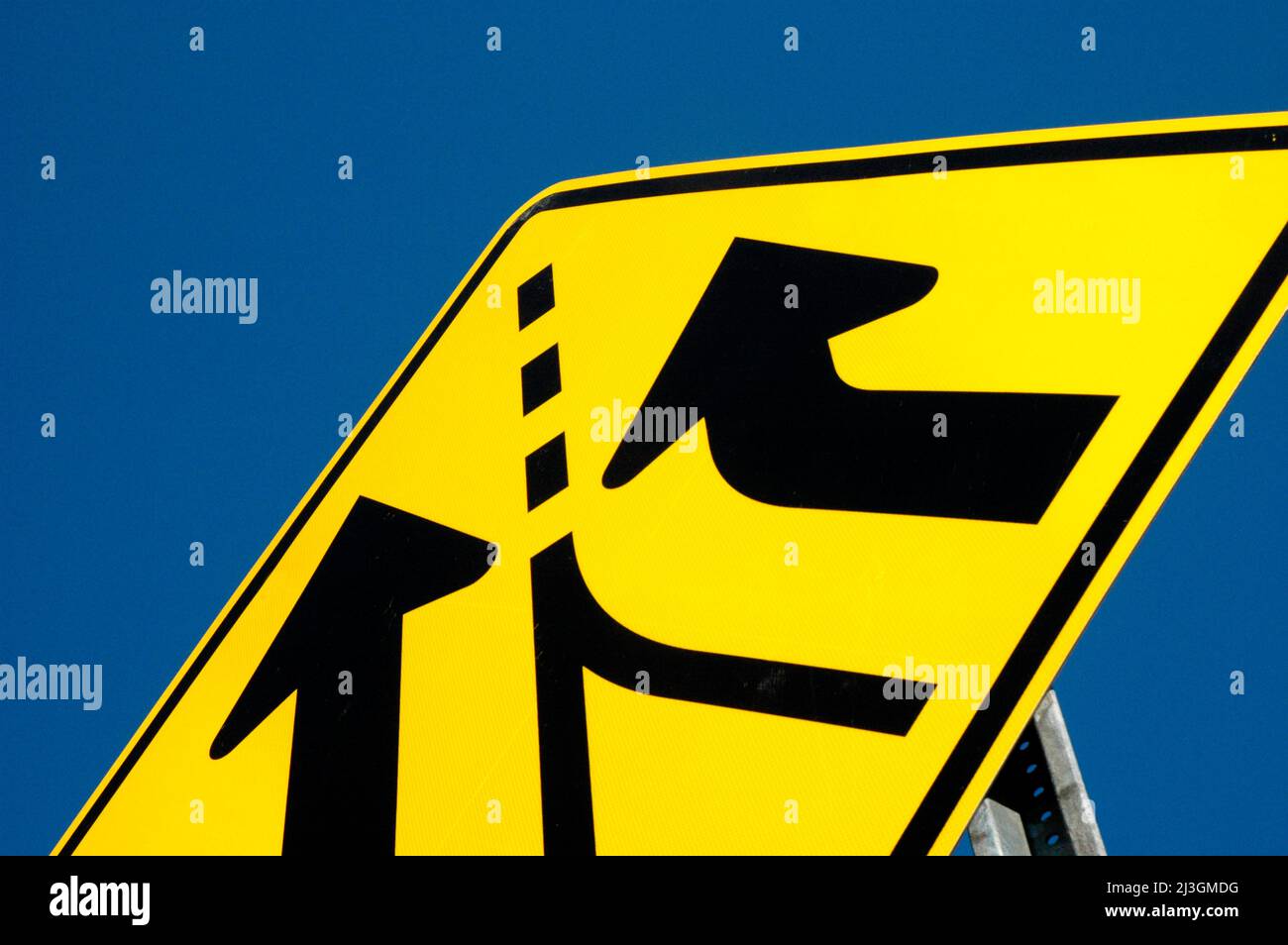 Zeichen der Fahrbahn zeigen neue Gasse auf der rechten Seite des laufenden Verkehrs Stockfoto
