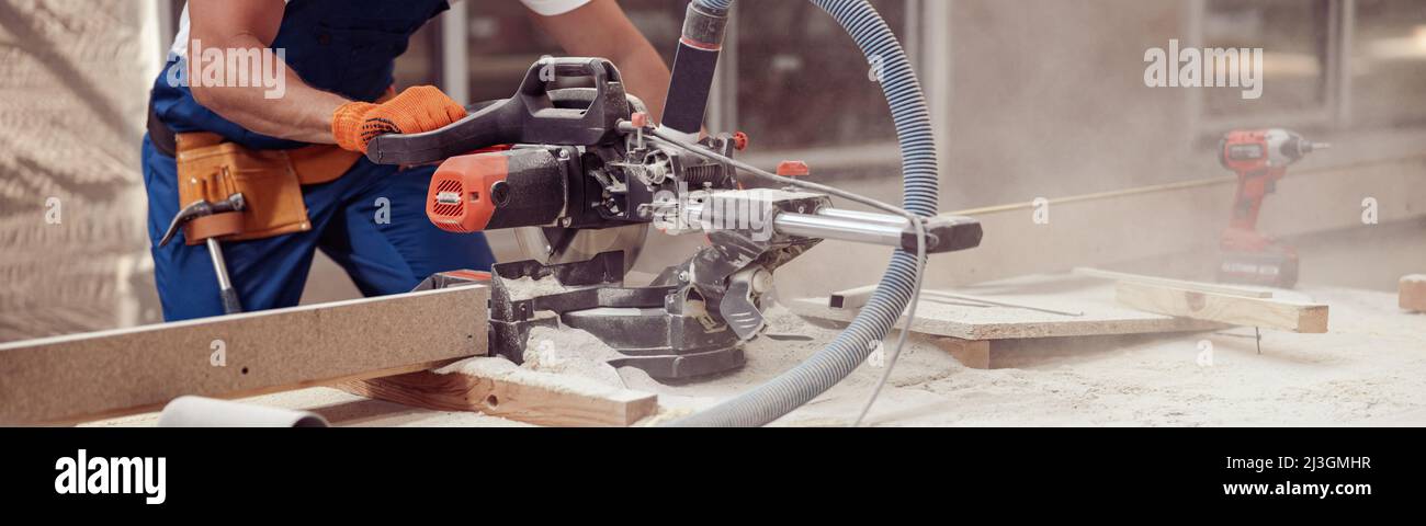 Man Builder mit Holz schneiden Kreissäge Maschine Stockfoto