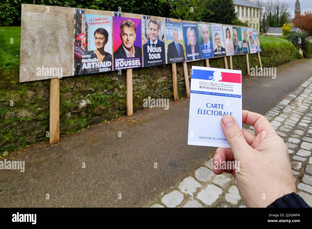 La Feuillée, Frankreich - 05. April 2022: Bürger fragen sich, für wen sie bei den französischen Präsidentschaftswahlen 2022 stimmen sollten. Stockfoto