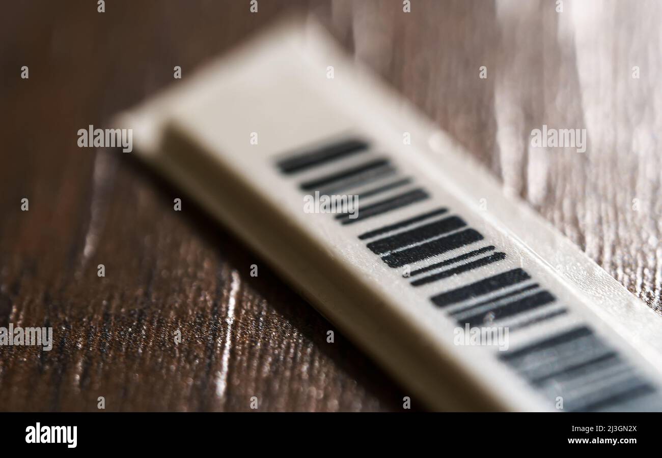 Winziger Kunststoff-Sicherheits-Barcode-Aufkleber mit Chip. Stockfoto