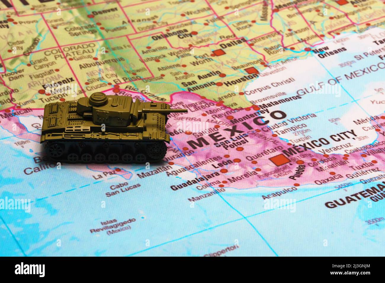 Spielzeugtanks auf der Karte. Krieg gegen Drogenkartelle in Mexiko. Stockfoto