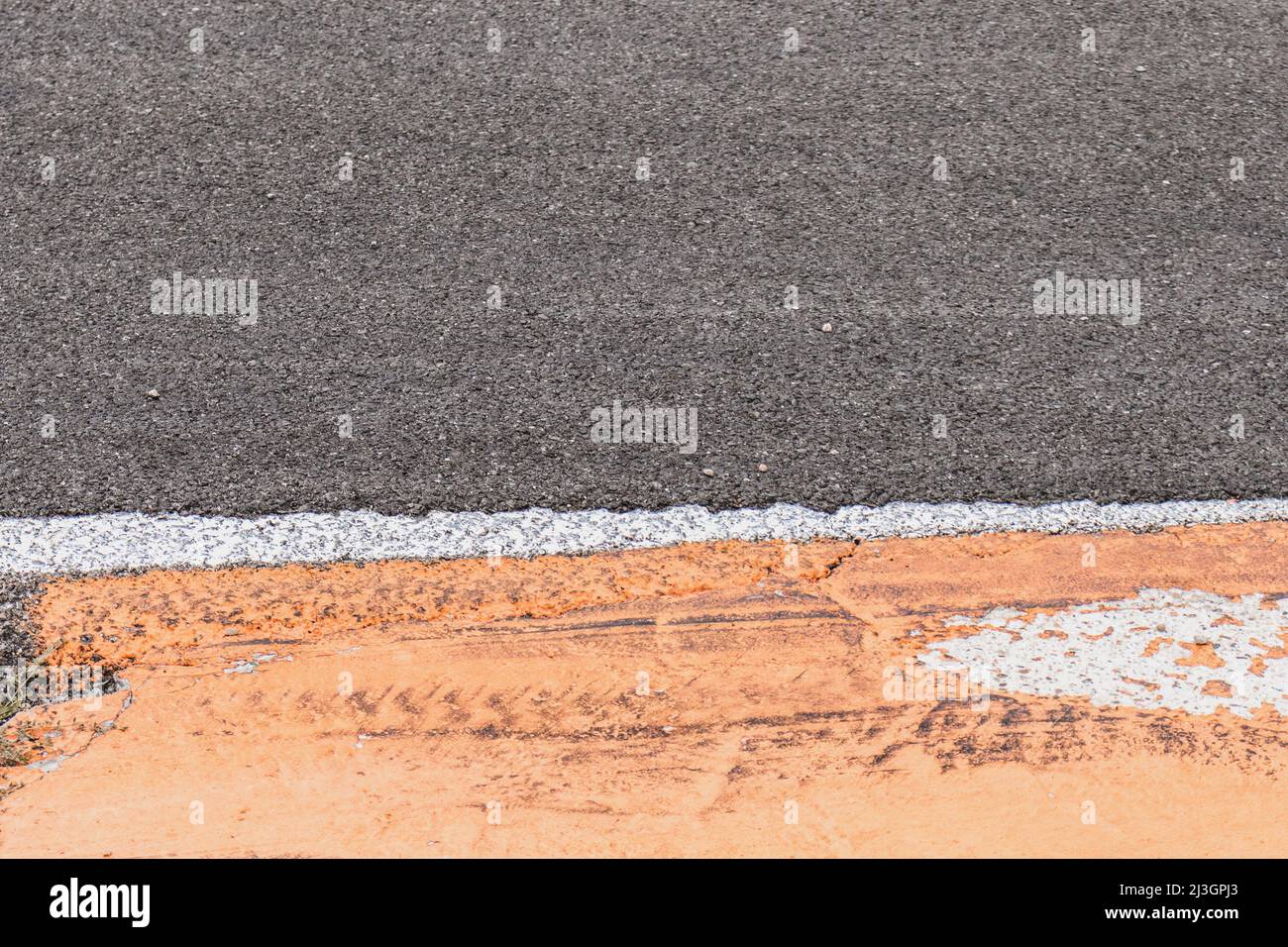 Low-Angle-Ansicht einer Rennstrecke. Konzept des Motorsports, des Rennsports. Speicherplatz kopieren Stockfoto