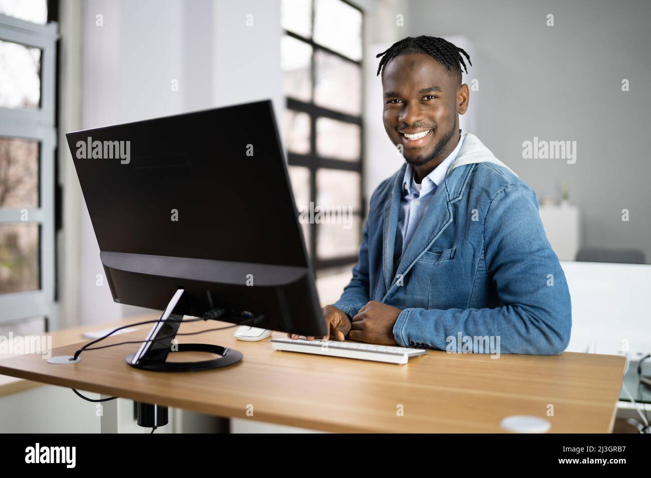 Höhenverstellbarer Stehtisch Für Eine Gute Haltung Im Büro Stockfoto