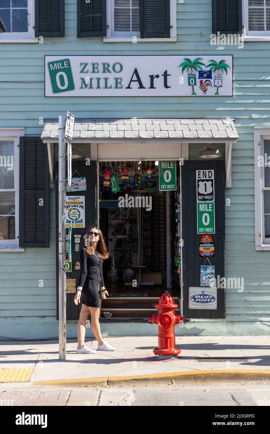 USA, Florida, Key West, The Keys, Souvenirladen in der Nähe von Miles O, Schild, das den Mythos von US 1, seinen Anfang und sein Ende, Kilometer Null, materialisiert Stockfoto