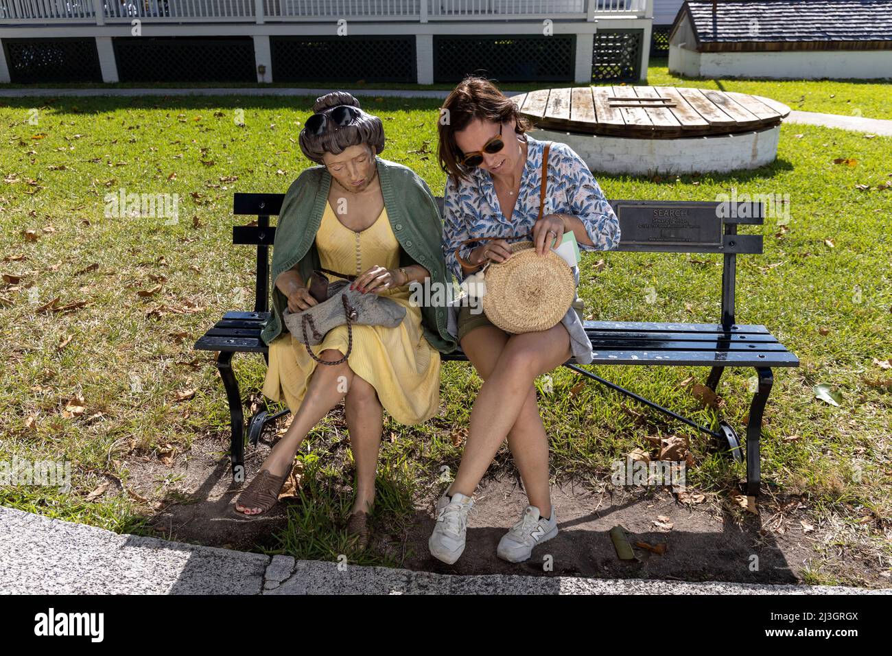 USA, Florida, Key West, die Keys, Touristen auf einer Bank im Garten des Key West Lighthouse Stockfoto