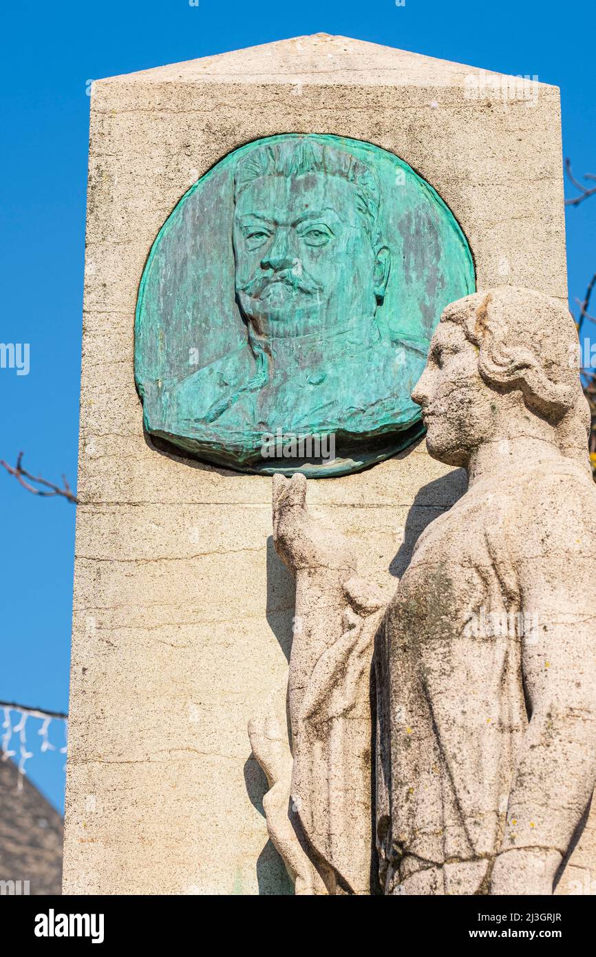 Frankreich, Isere, Grenoble, Victor Hugo Platz, Denkmal für General de Beylie, Bronzemedaillon des Bildhauers Leon-Ernest Drivier Stockfoto