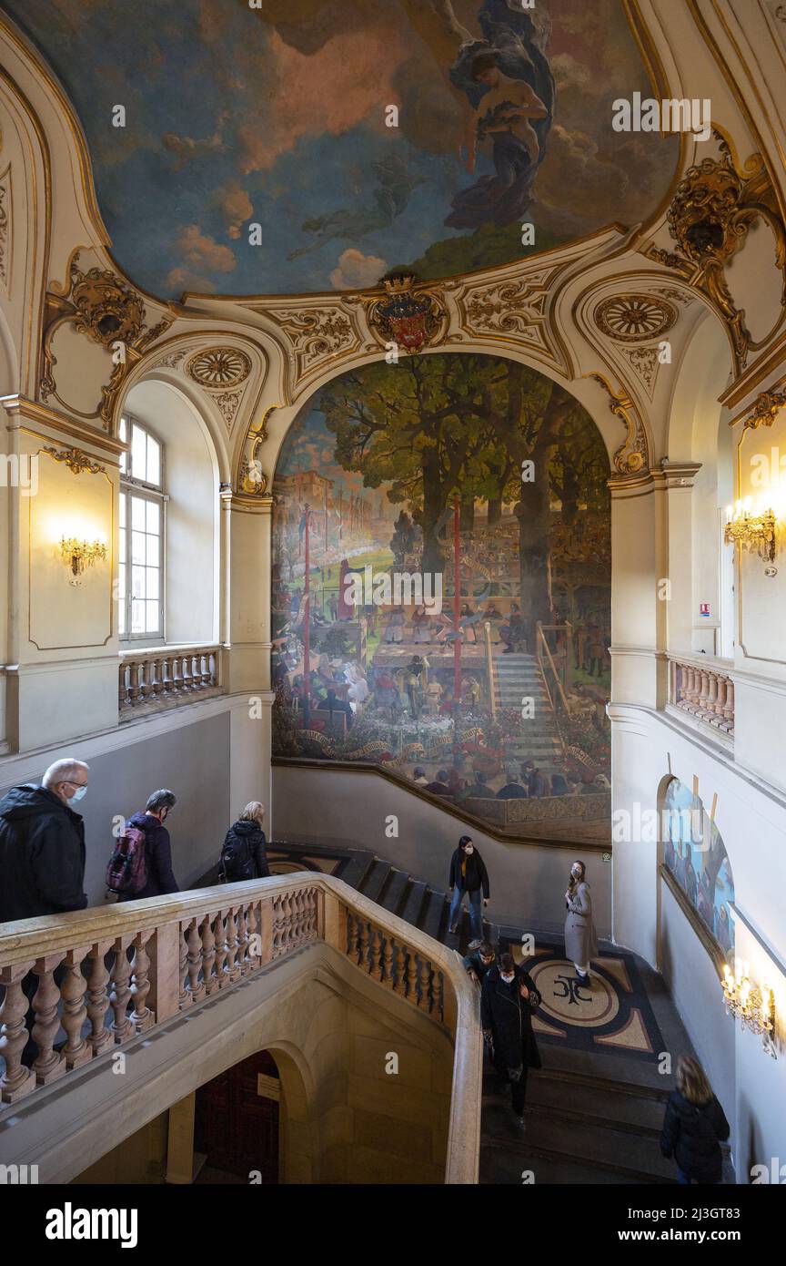 Frankreich, Haute Garonne (31) Toulouse, Innenraum des Kapitols, die prächtige Treppe, die zum Saal des berühmten führt, geschmückt mit einem Gemälde von Jean Paul Laurens, die erste feierliche Sitzung der Blumenspiele Stockfoto