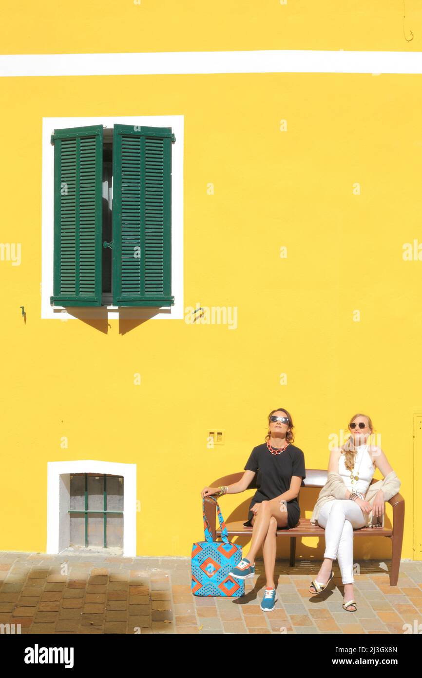 Frankreich, Alpes Maritimes, Mandelieu la Napoule, Place de la Fontaine, Sonnenbaden auf einer Bank Stockfoto