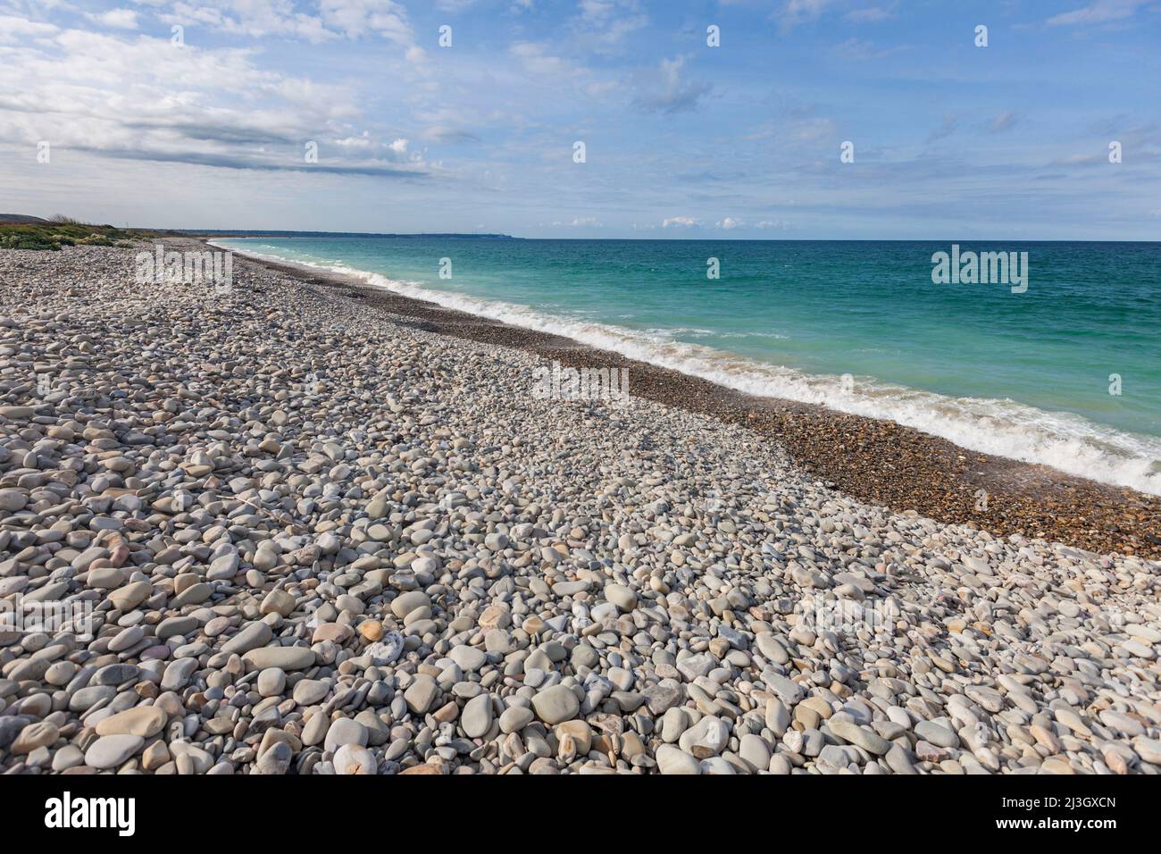 Frankreich, Manche, Cotentin, Cape Hague, Vauville, Das türkisblaue Meer und der Strand der Bucht von Vauville, der als Natura 2000-Gebiet gelistet ist, werden vom Küstenpfad GR223 durchquert Stockfoto