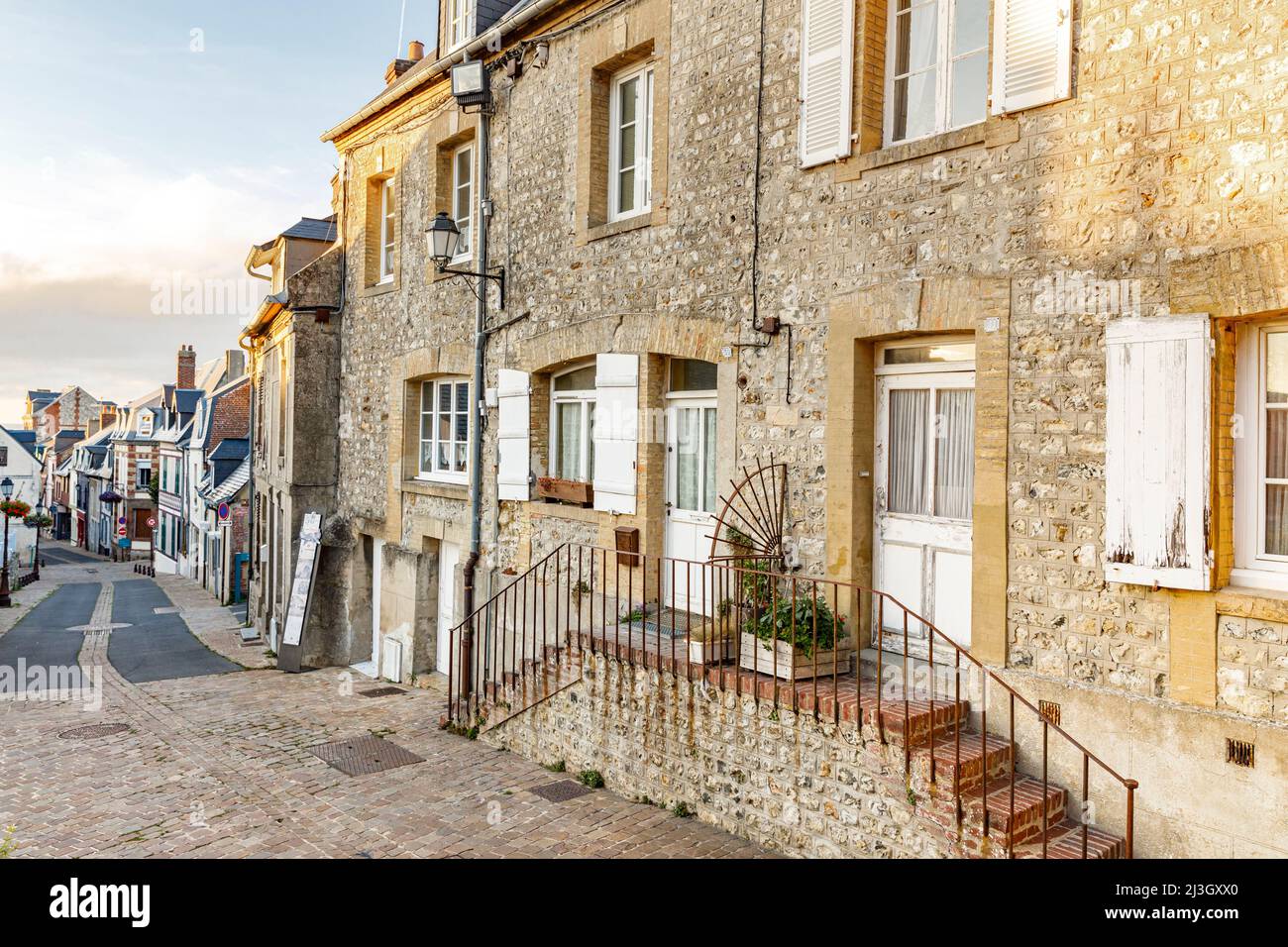 Frankreich, Calvados (14), Villerville, Rue du Maréchal Foch, Drehort Eines Affen im Winter mit Gabin und Belmondo, im Jahr 1962, Schauplatz einer Szene, in der dieses Haus für die Gendarmerie steht, in der Belmondo eingenommen wird, weil er betrunken ist und Corrida vor dem Rathaus spielt, Drehorte werden vom Tourismusbüro markiert, mit Totems im Zentrum der Stadt, die im Film Tigreville genannt werden Stockfoto