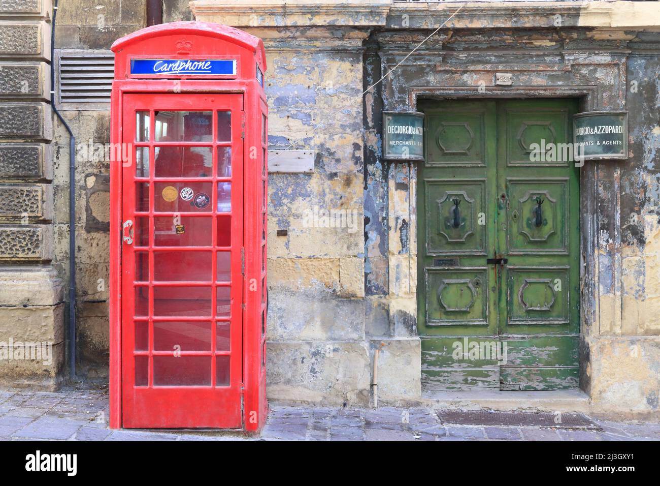 Malta, Valletta, Stadt, die von der UNESCO zum Weltkulturerbe erklärt wurde, typisch britische rote Telefondose Stockfoto