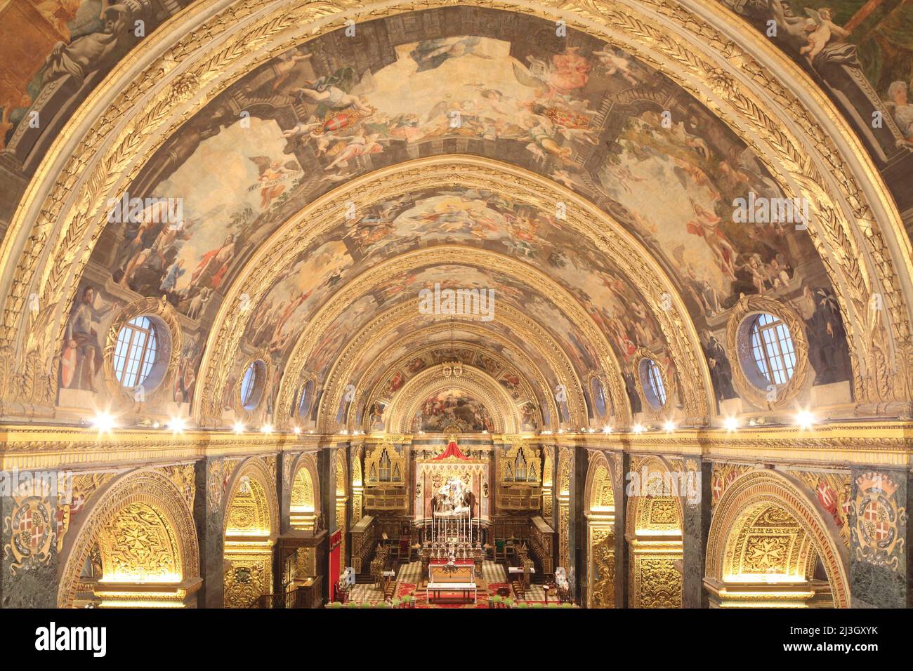 Malta, Valletta, Stadt, die von der UNESCO zum Weltkulturerbe erklärt wurde, die St. John's Co-Kathedrale, die zwischen 1573 und 1577 von den Rittern des Johanniterordens von Jerusalem nach Plänen des maltesischen Militärarchitekten Girolamo Cassar und mit Gemälden von Mattia Preti erbaut wurde, Gewölbe und Chor im Hintergrund Stockfoto