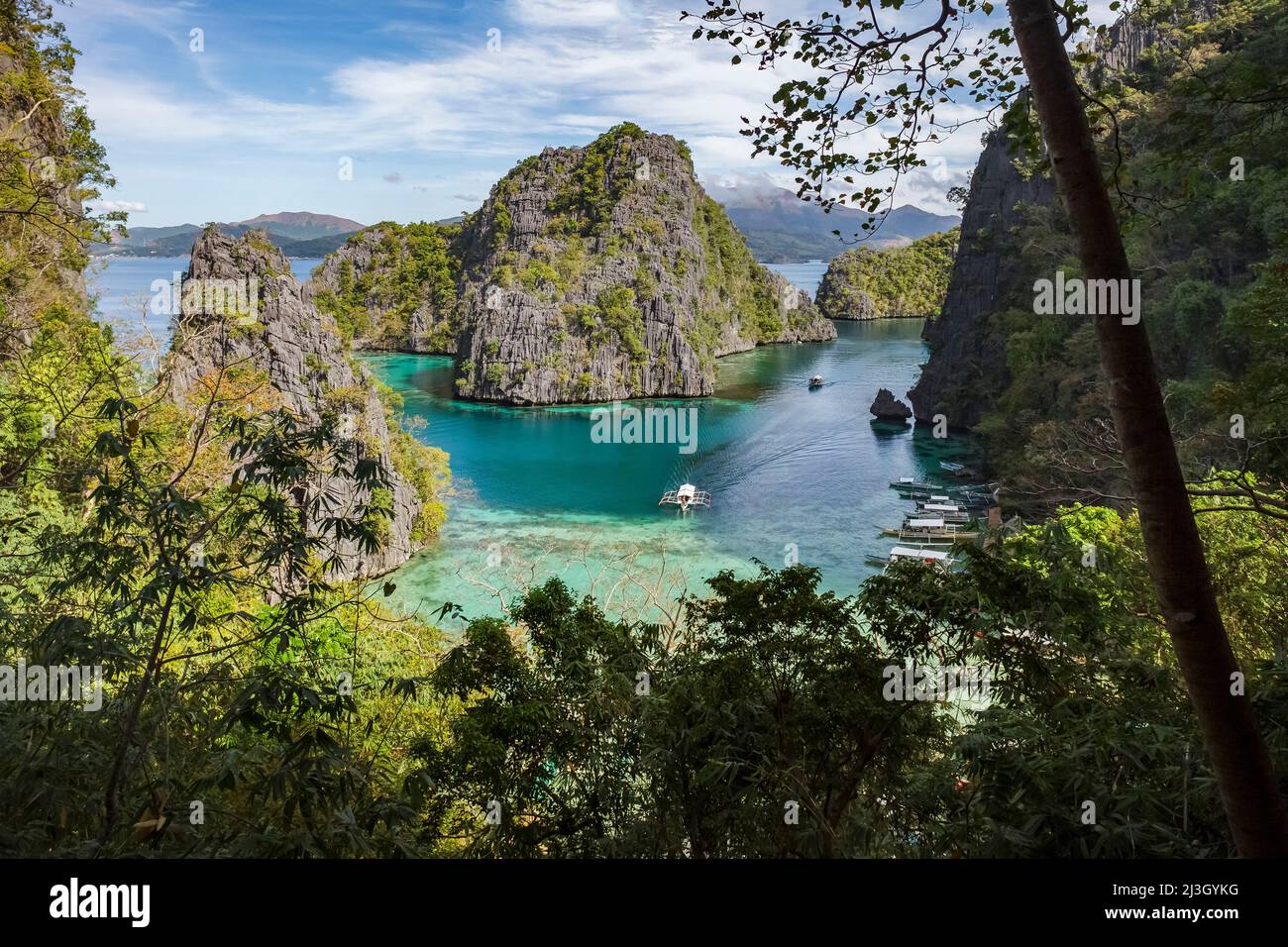 Philippinen, Palawan, Calamians-Archipel, Naturbiotikgebiet Coron Island, Coron Island, Kayangan Lake, erhöhter Blick auf den Ort, an dem Pirogen anlegen und Besucher an den See gelangen, türkisfarbenes Meer, umgeben von steilen felsigen Inseln Stockfoto
