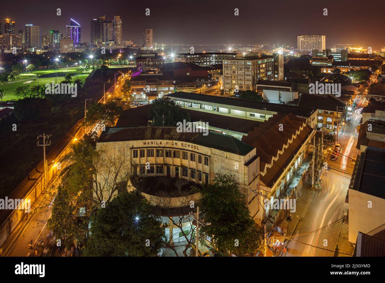 Philippinen, Metro Manila, Intramuros, Blick vom Bayleaf Hotel, erhöhter Blick auf die Manila High School, nachts beleuchtet, Manilas erste öffentliche Schule, eröffnet 1906 Stockfoto