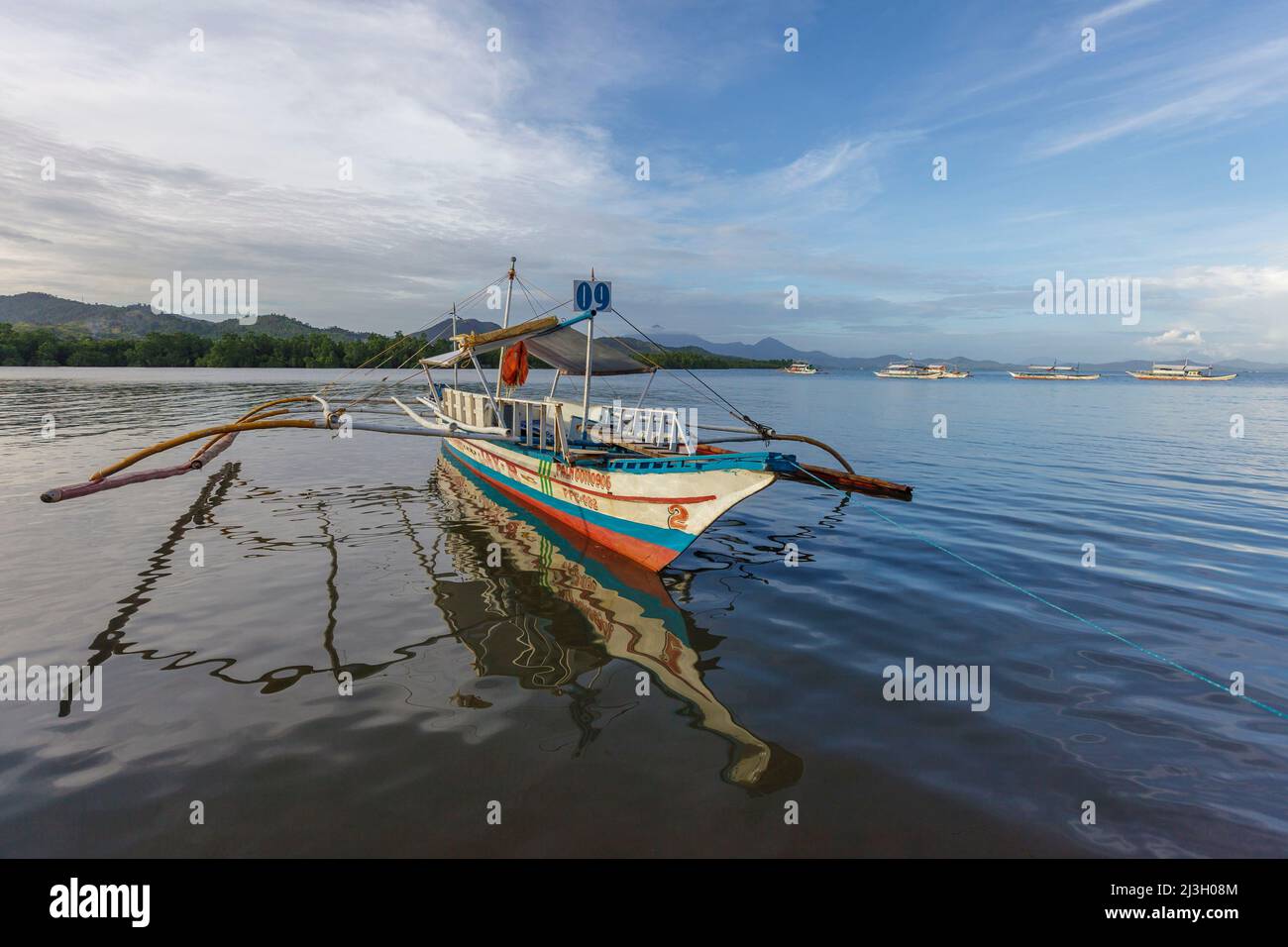 Philippinen, Palawan, Puerto Princesa, Honda Bay, Transport lokaler Passagiere in Auslegerkanus Stockfoto