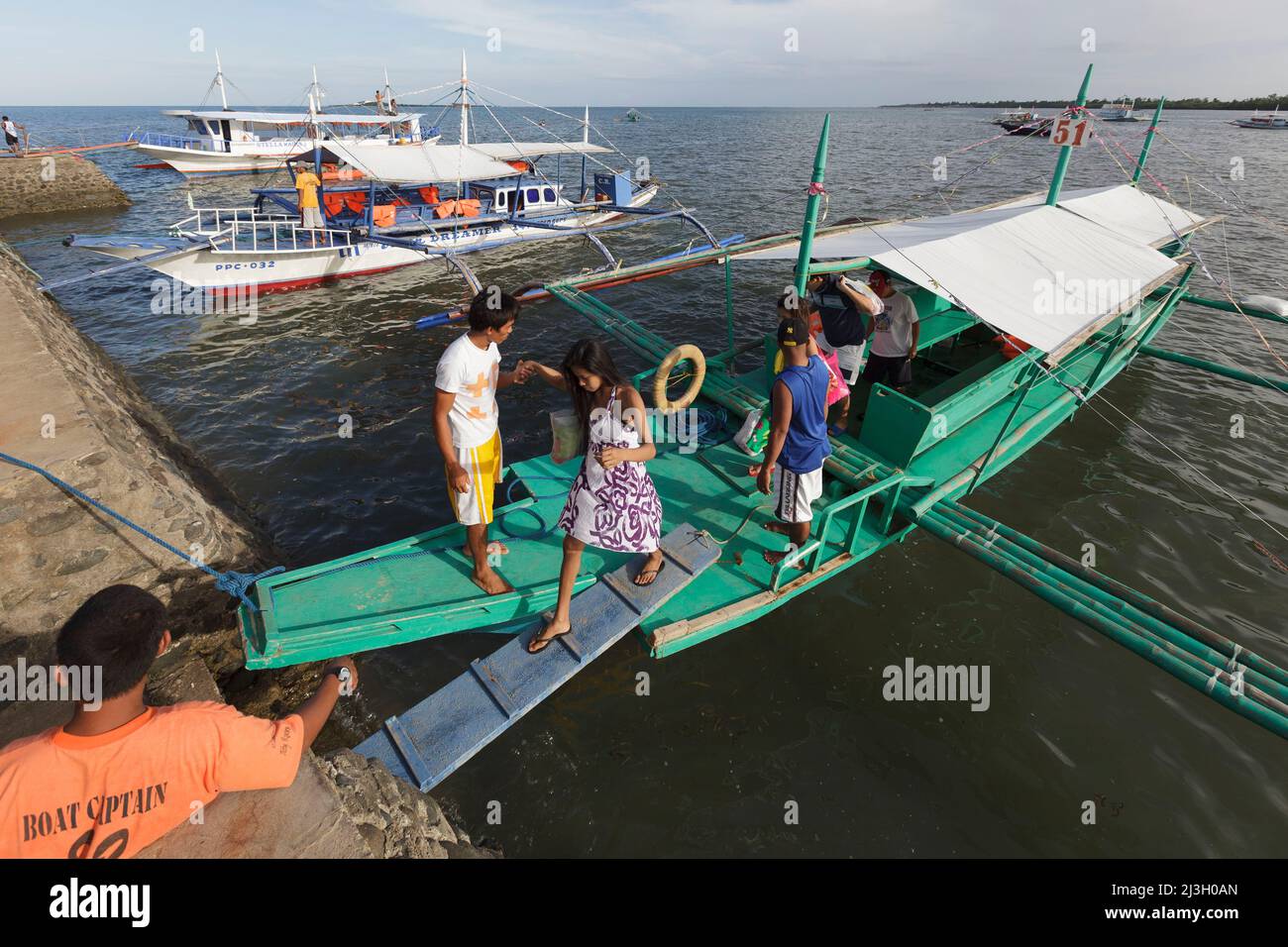 Philippinen, Palawan, Puerto Princesa, Honda Bay, Transport lokaler Passagiere in Auslegerkanus Stockfoto