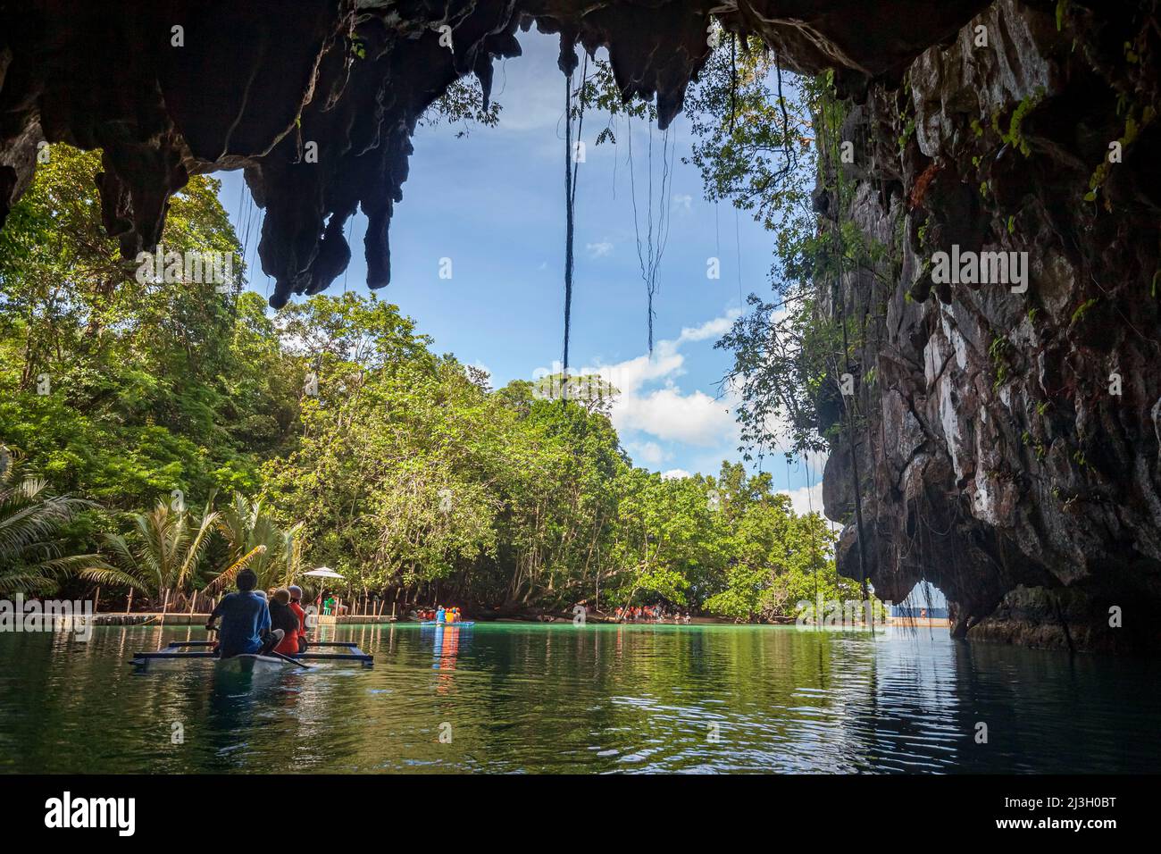 Philippinen, Palawan, Puerto Princesa Subterranean River National Park, Touristen auf einem Kanu, die aus der Höhle kommen Stockfoto