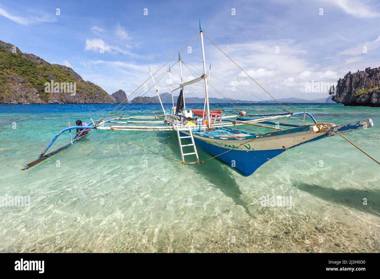 Philippinen, Palawan, El Nido, Bacuit-Archipel, Miniloc-Insel, Payong-Payong Beach, Auslegerkanu auf dem türkisfarbenen und transparenten Wasser des weißen Sandstrandes Stockfoto