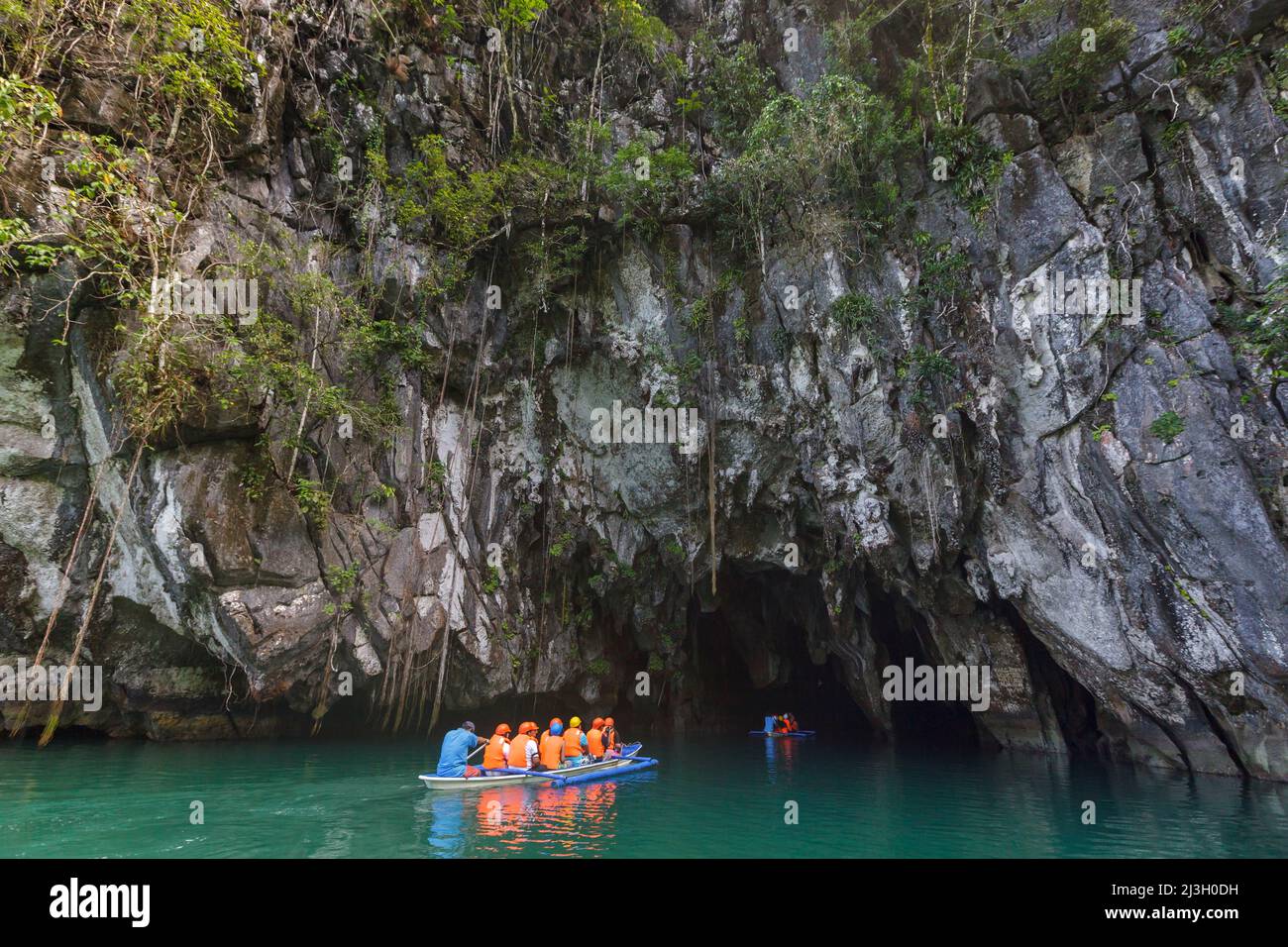 Philippinen, Palawan, Puerto Princesa Subterranean River National Park, Outrigger Kanu dockte am Sandstrand, wo Touristen aussteigen, um die Höhlen zu besuchen Stockfoto