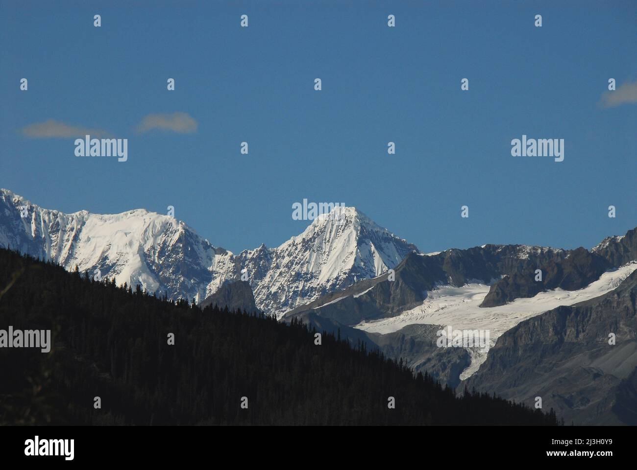 KLIMAWANDEL - Alaska - Panorama-Berglandschaft des schönen, aber schmelzenden Kenicott Gletschers im Wrangell St. Elias Nationalpark. Stockfoto