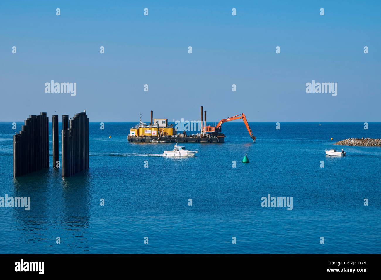 Frankreich, Loire Atlantique, Guerande Peninsula, La Turballe, Hafenerschließungsarbeiten, um den Zugang zu sichern, Fischerei- und Schiffbauaktivitäten zu entwickeln und eine Offshore-Windturbineninstandhaltung unterzubringen Stockfoto