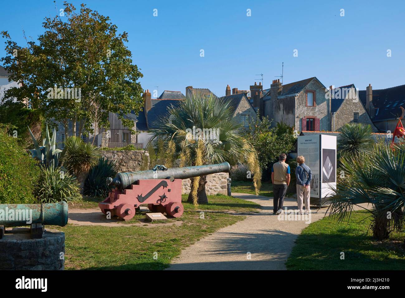 Frankreich, Loire Atlantique, Halbinsel Guerande, Le Croisic, Gewehr von 24 in Bronze aus einem Flaggschiff der Flotte von Louis XIV, der Royal Sun Stockfoto