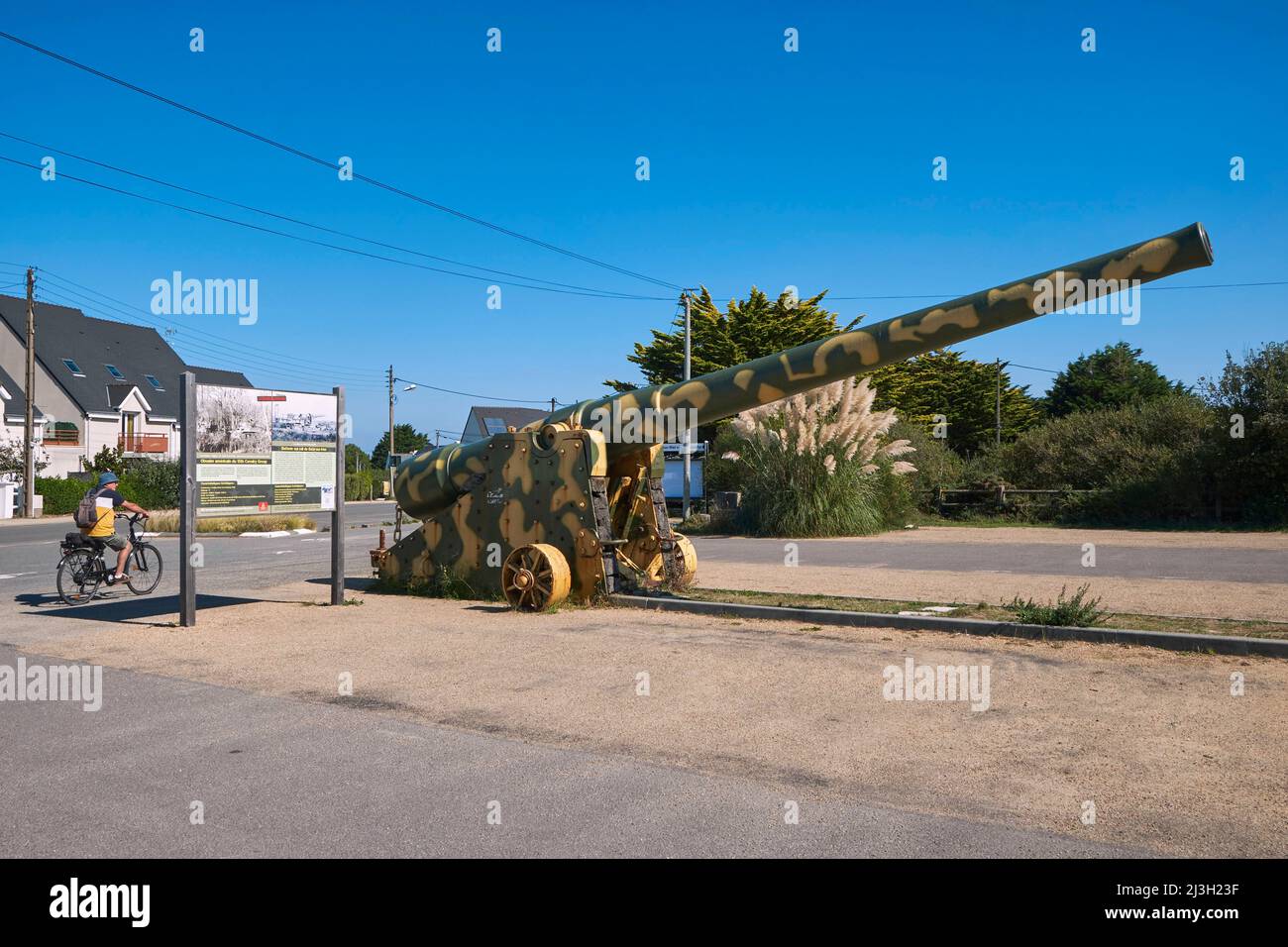 Frankreich, Loire Atlantique, Batz sur Mer, das große Blockhaus, 240mm Kanonen in Tarnfarben neu lackiert Stockfoto