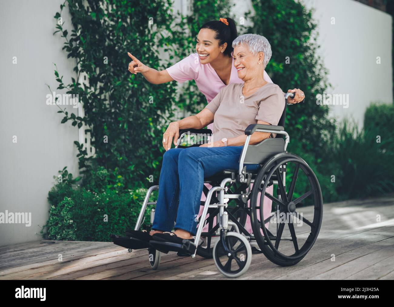 Ein älterer Körper für einen zeitlosen Geist. Aufnahme einer jungen Krankenschwester, die sich im Rollstuhl um eine ältere Frau kümmert. Stockfoto