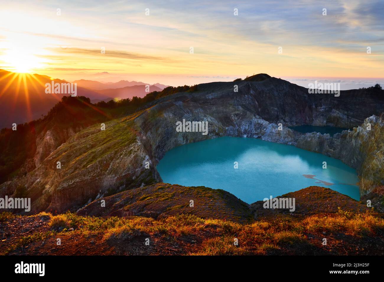 Sonnenaufgang und Krater-See am Vulkan Kelimutu. Ende Regency, East Nusa Tenggara, Flores, Indonesien, Asien. Reisefoto. Stockfoto