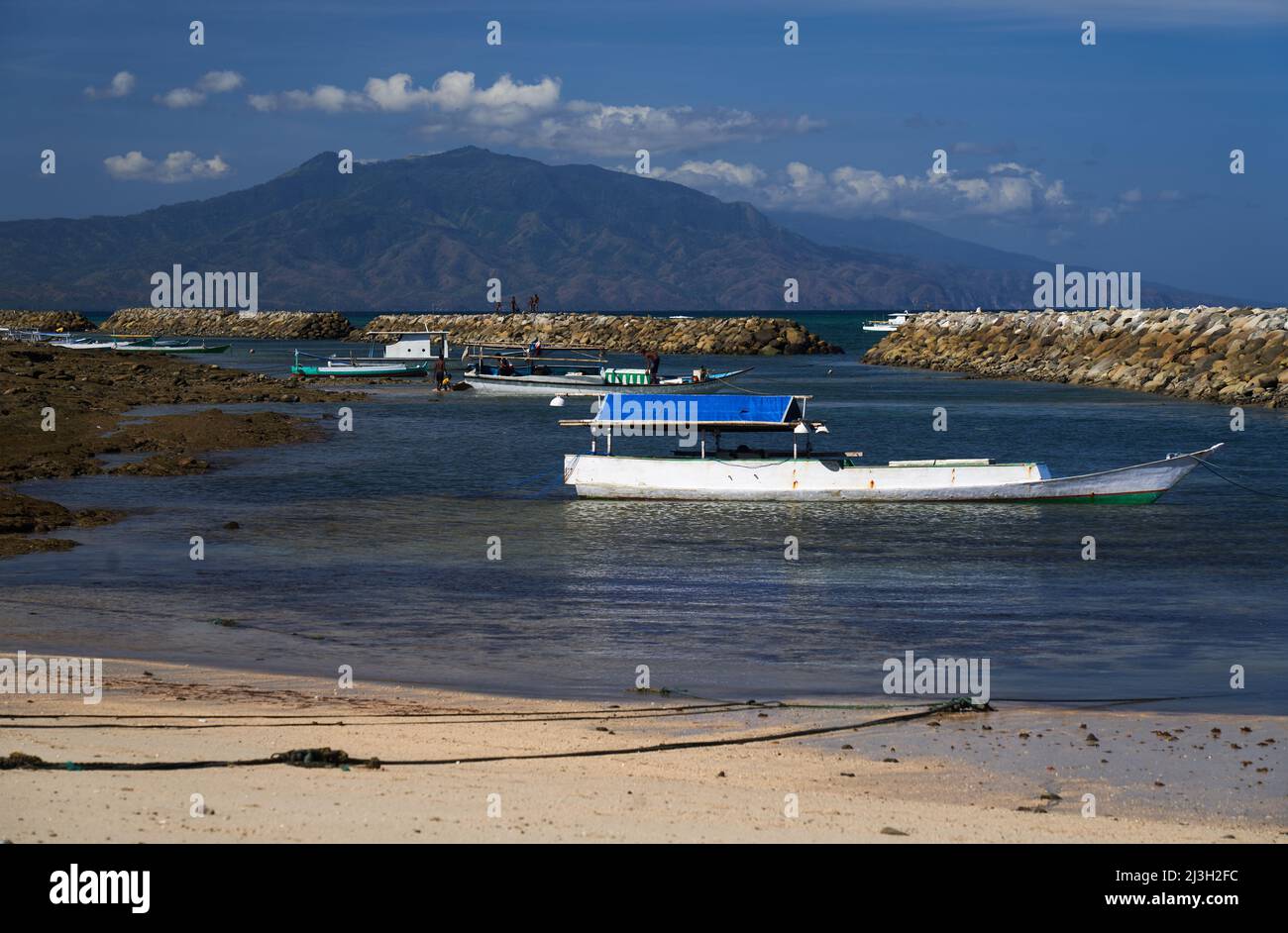 Strand mit Fischerboot in Asien. Sikka Regency, East Nusa Tenggara, Flores, Indonesien. Stockfoto