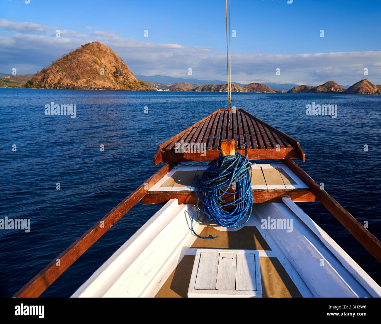 Boot Richtung Labuan Bajo, Komodo, West Manggarai Regency, East Nusa Tenggara, Indonesien Stockfoto