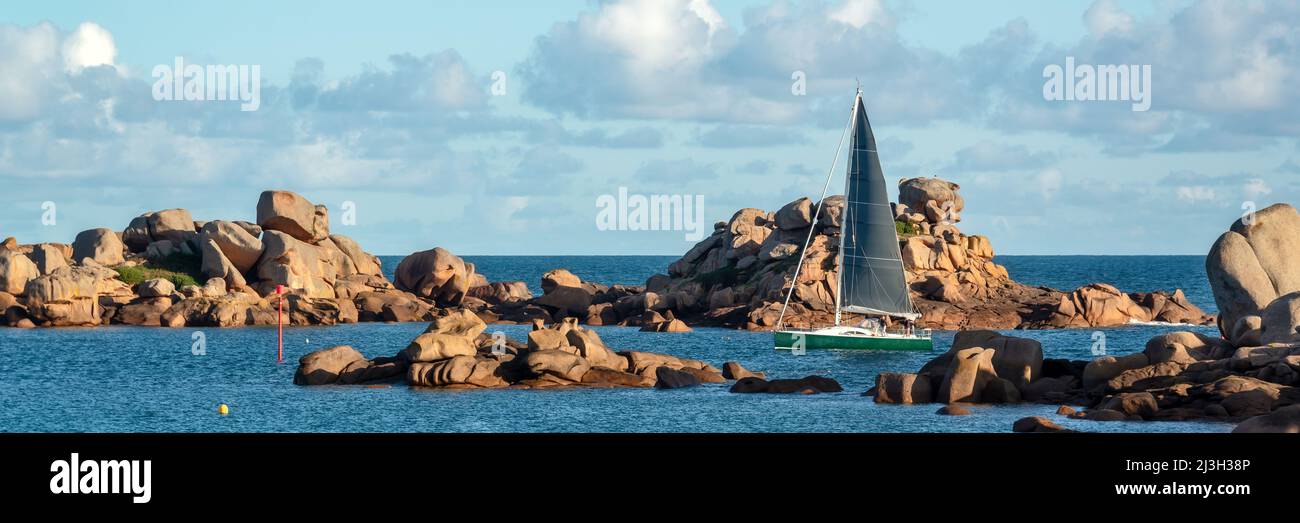 Segelboot und Felsen von Ploumanach in Perros-Guirec, Côtes d'Armor, Bretagne, Frankreich Stockfoto
