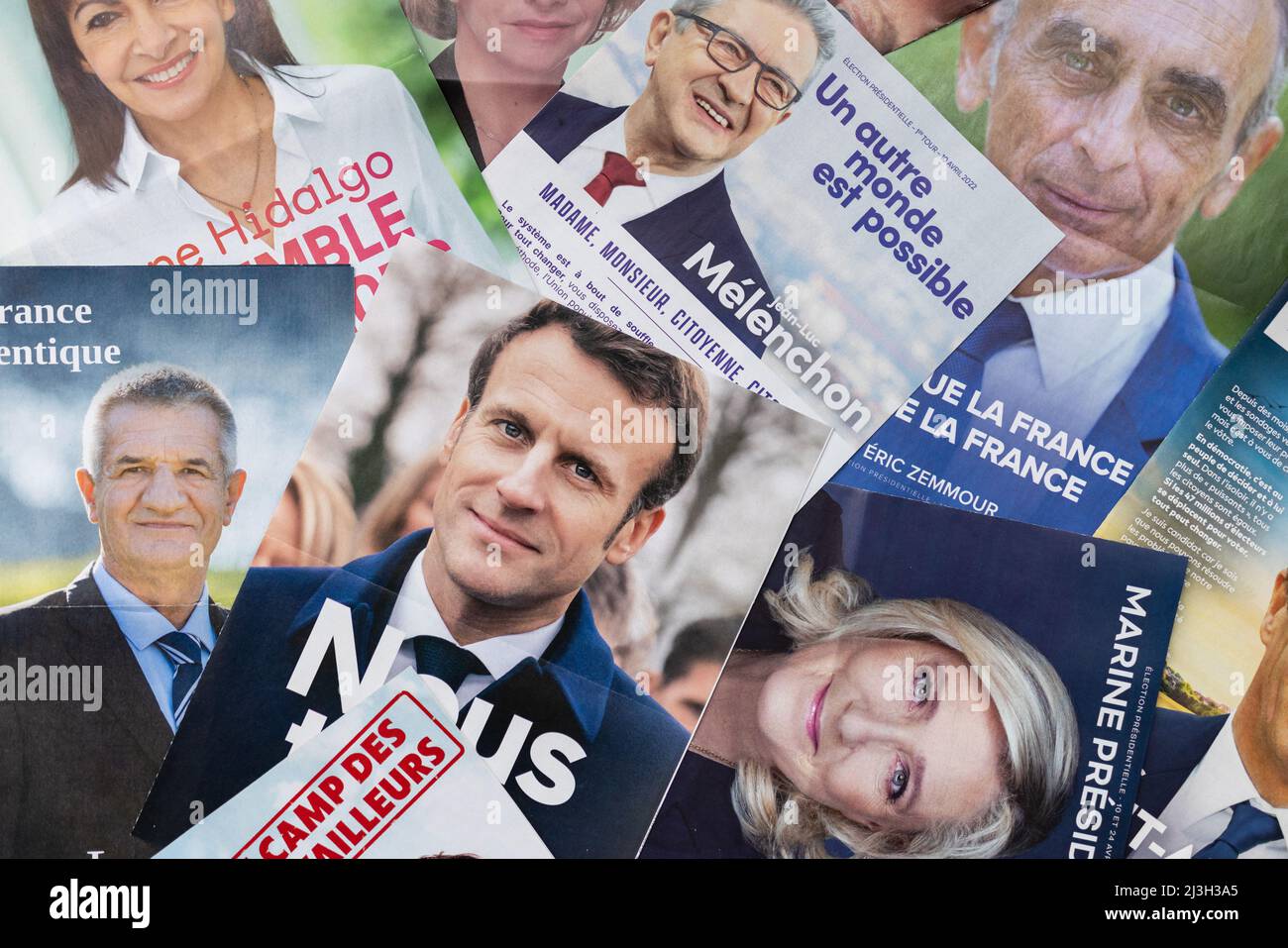 Nürnberg, Deutschland. 08. April 2022. Wahldokumente französischer Präsidentschaftskandidaten wie Emmanuel Macron und Marine Le Pen liegen übereinander. Die erste Runde der französischen Präsidentschaftswahlen findet am 10. April statt, mit einer Stichwahl am 24. April, wenn kein Kandidat die Wahl gewinnt. Quelle: Daniel Karmann/dpa/Alamy Live News Stockfoto