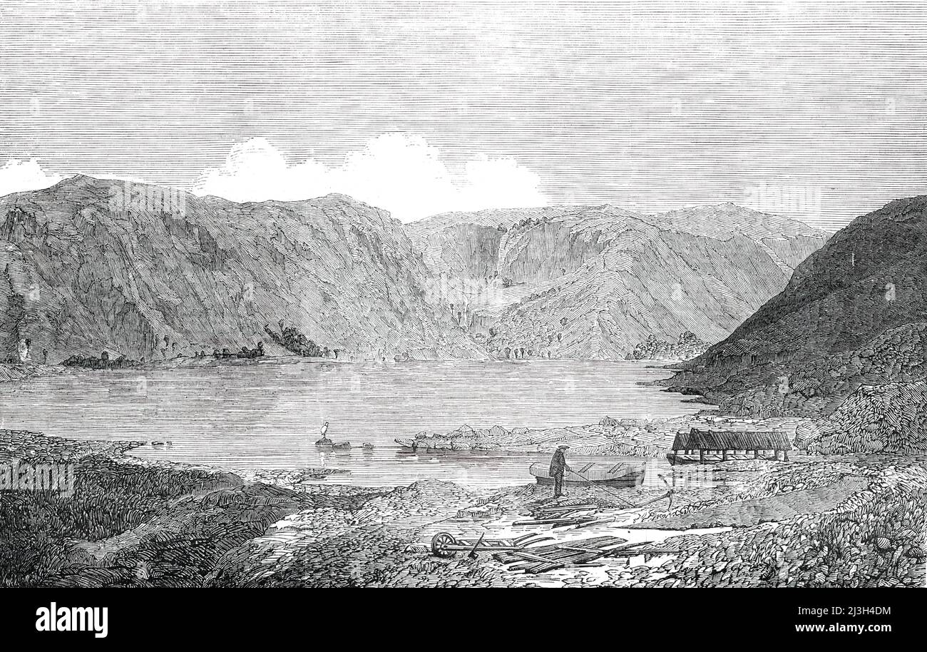 Loch Muick, [in Aberdeenshire, Schottland], 1850. „Das Loch ist gut mit ausgezeichneten Forellen bestückt und eignet sich so gut für einen Tag mit Angelsport, wie man es sich wünschen könnte...Wild und trostlos ist Loch Muick, aber fast im Vergleich mit der Wildheit der Landschaft um die Hütte ein Paradies, Die in einem kleinen Waldgürtel steht, so etwas wie eine Parkanlage von sehr begrenztem Ausmaß, Und am Rande eines Morades, durch den der Fluss Muick (der aus dem gleichnamigen Loch entspringt...seinen Lauf durch das Tal schlängelt, einsam - allein - denn hier ist keine Wohnung zu sehen, außer einer oder t Stockfoto